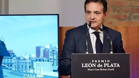 El Museo Casa Botines Gaudí entrega el III Premio León de Plata y presenta su programación para el próximo año en un acto en el que intervienen el director general de la Fundación Obra Social de Castilla y León, José María Viejo; el director del Museo, Raúl Fernández Sobrino, y representantes de la Basílica de la Sagrada Familia. Foto: Campillo.