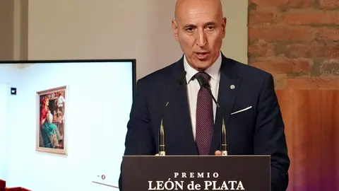 El Museo Casa Botines Gaudí entrega el III Premio León de Plata y presenta su programación para el próximo año en un acto en el que intervienen el director general de la Fundación Obra Social de Castilla y León, José María Viejo; el director del Museo, Raúl Fernández Sobrino, y representantes de la Basílica de la Sagrada Familia. Foto: Campillo.