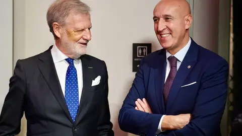 El Museo Casa Botines Gaudí entrega el III Premio León de Plata y presenta su programación para el próximo año en un acto en el que intervienen el director general de la Fundación Obra Social de Castilla y León, José María Viejo; el director del Museo, Raúl Fernández Sobrino, y representantes de la Basílica de la Sagrada Familia. Foto: Campillo.