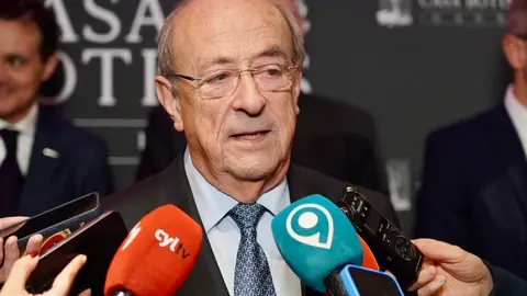 El Museo Casa Botines Gaudí entrega el III Premio León de Plata y presenta su programación para el próximo año en un acto en el que intervienen el director general de la Fundación Obra Social de Castilla y León, José María Viejo; el director del Museo, Raúl Fernández Sobrino, y representantes de la Basílica de la Sagrada Familia. Foto: Campillo.