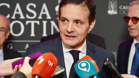 El Museo Casa Botines Gaudí entrega el III Premio León de Plata y presenta su programación para el próximo año en un acto en el que intervienen el director general de la Fundación Obra Social de Castilla y León, José María Viejo; el director del Museo, Raúl Fernández Sobrino, y representantes de la Basílica de la Sagrada Familia. Foto: Campillo.