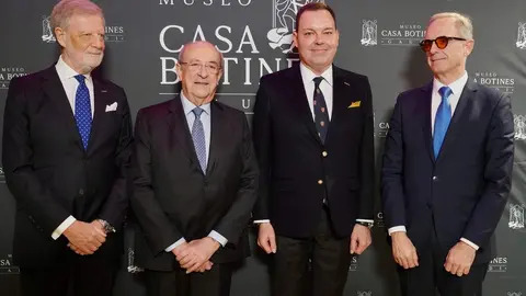 El Museo Casa Botines Gaudí entrega el III Premio León de Plata y presenta su programación para el próximo año en un acto en el que intervienen el director general de la Fundación Obra Social de Castilla y León, José María Viejo; el director del Museo, Raúl Fernández Sobrino, y representantes de la Basílica de la Sagrada Familia. Foto: Campillo.