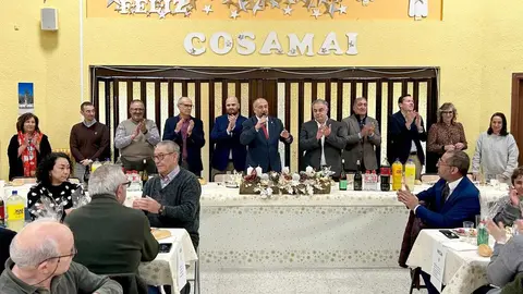 El presidente de la Diputación, Gerardo Álvarez Courel, acompañado por el diputado de Derechos Sociales, Francisco Javier Álvarez, y el diputado de Contratación y Desarrollo Económico, José Pellitero, visitó este miércoles el centro Cosamai, en Astorga, dentro de la ronda navideña por los centros asistenciales de titularidad provincial.