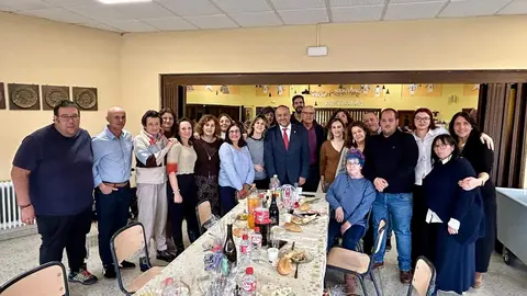 El presidente de la Diputación, Gerardo Álvarez Courel, acompañado por el diputado de Derechos Sociales, Francisco Javier Álvarez, y el diputado de Contratación y Desarrollo Económico, José Pellitero, visitó este miércoles el centro Cosamai, en Astorga, dentro de la ronda navideña por los centros asistenciales de titularidad provincial.