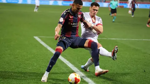 Un gol de Tresaco y un encuentro coral cargado de sacrificio permite a la Cultural conseguir la clasificación para los octavos de final de la Copa del Rey. Fotos: Isaac Llamazares