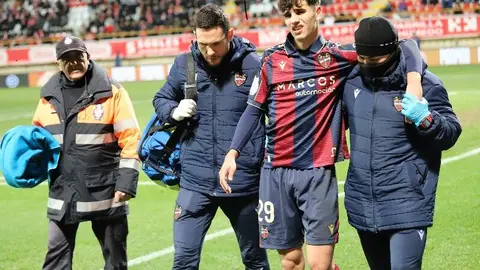 Un gol de Tresaco y un encuentro coral cargado de sacrificio permite a la Cultural conseguir la clasificación para los octavos de final de la Copa del Rey. Fotos: Isaac Llamazares