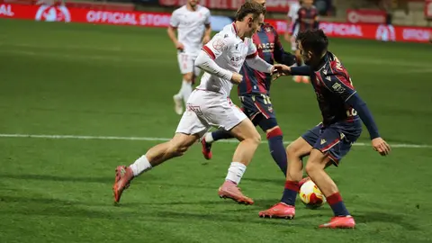 Un gol de Tresaco y un encuentro coral cargado de sacrificio permite a la Cultural conseguir la clasificación para los octavos de final de la Copa del Rey. Fotos: Isaac Llamazares