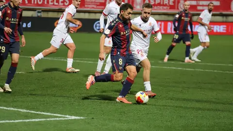 Un gol de Tresaco y un encuentro coral cargado de sacrificio permite a la Cultural conseguir la clasificación para los octavos de final de la Copa del Rey. Fotos: Isaac Llamazares