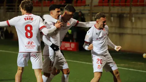 Un gol de Tresaco y un encuentro coral cargado de sacrificio permite a la Cultural conseguir la clasificación para los octavos de final de la Copa del Rey. Fotos: Isaac Llamazares