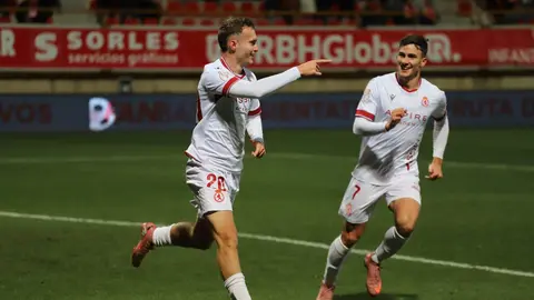 Un gol de Tresaco y un encuentro coral cargado de sacrificio permite a la Cultural conseguir la clasificación para los octavos de final de la Copa del Rey. Fotos: Isaac Llamazares