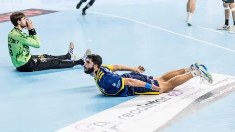 El Ademar firma tablas en el último suspiro en el derbi. Los de Dani Gordo desplegaron un gran partido en Huerta del Rey, especialmente en la primera parte, pero pagaron el desgaste físico en la segunda y cedieron el empate en la última jugada.