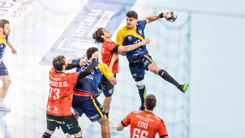 El Ademar firma tablas en el último suspiro en el derbi. Los de Dani Gordo desplegaron un gran partido en Huerta del Rey, especialmente en la primera parte, pero pagaron el desgaste físico en la segunda y cedieron el empate en la última jugada.