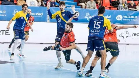 El Ademar firma tablas en el último suspiro en el derbi. Los de Dani Gordo desplegaron un gran partido en Huerta del Rey, especialmente en la primera parte, pero pagaron el desgaste físico en la segunda y cedieron el empate en la última jugada.