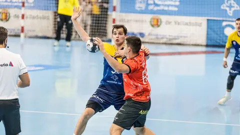 El Ademar firma tablas en el último suspiro en el derbi. Los de Dani Gordo desplegaron un gran partido en Huerta del Rey, especialmente en la primera parte, pero pagaron el desgaste físico en la segunda y cedieron el empate en la última jugada.