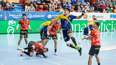 El Ademar firma tablas en el último suspiro en el derbi. Los de Dani Gordo desplegaron un gran partido en Huerta del Rey, especialmente en la primera parte, pero pagaron el desgaste físico en la segunda y cedieron el empate en la última jugada.