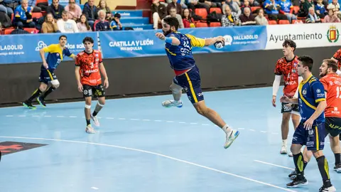 El Ademar firma tablas en el último suspiro en el derbi. Los de Dani Gordo desplegaron un gran partido en Huerta del Rey, especialmente en la primera parte, pero pagaron el desgaste físico en la segunda y cedieron el empate en la última jugada.