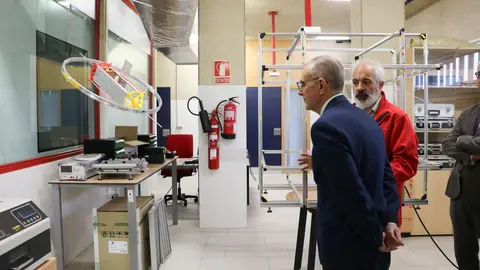 La Universidad de León (ULE) da un paso decisivo en la consolidación del sector espacial en la provincia con la puesta en marcha de una pionera infraestructura de ensayos que permitirá simular en tierra las condiciones extremas del espacio. Se trata de una cámara de vacío de tamaño medio que estará operativa “entre ocho y diez meses” y que convertirá a la institución en el único centro de Castilla y León capacitado para realizar ensayos y certificación de hardware espacial.