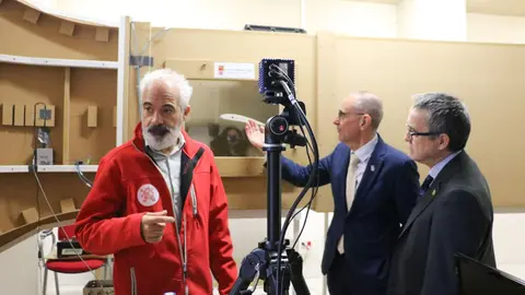 La Universidad de León (ULE) da un paso decisivo en la consolidación del sector espacial en la provincia con la puesta en marcha de una pionera infraestructura de ensayos que permitirá simular en tierra las condiciones extremas del espacio. Se trata de una cámara de vacío de tamaño medio que estará operativa “entre ocho y diez meses” y que convertirá a la institución en el único centro de Castilla y León capacitado para realizar ensayos y certificación de hardware espacial.