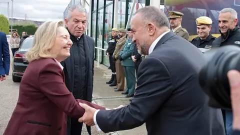 La secretaria de Estado de Defensa, Amparo Valcarce; el Delegado del Gobierno, Nicanor Sen y el presidente de la Diputación de León ,Gerardo Álvarez Courel asisten al homenaje a la Unidad Militar de Emergencias. Foto: Peio García