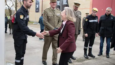 La secretaria de Estado de Defensa, Amparo Valcarce; el Delegado del Gobierno, Nicanor Sen y el presidente de la Diputación de León ,Gerardo Álvarez Courel asisten al homenaje a la Unidad Militar de Emergencias. Foto: Peio García