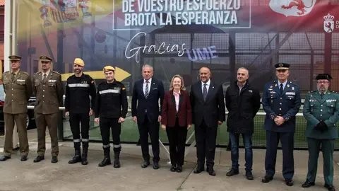 La secretaria de Estado de Defensa, Amparo Valcarce; el Delegado del Gobierno, Nicanor Sen y el presidente de la Diputación de León ,Gerardo Álvarez Courel asisten al homenaje a la Unidad Militar de Emergencias. Foto: Peio García