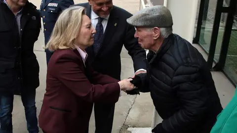 La secretaria de Estado de Defensa, Amparo Valcarce; el Delegado del Gobierno, Nicanor Sen y el presidente de la Diputación de León ,Gerardo Álvarez Courel asisten al homenaje a la Unidad Militar de Emergencias. Foto: Peio García