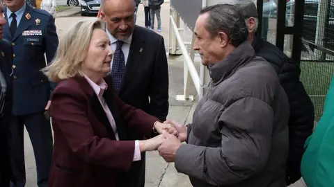 La secretaria de Estado de Defensa, Amparo Valcarce; el Delegado del Gobierno, Nicanor Sen y el presidente de la Diputación de León ,Gerardo Álvarez Courel asisten al homenaje a la Unidad Militar de Emergencias. Foto: Peio García