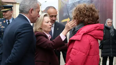 La secretaria de Estado de Defensa, Amparo Valcarce; el Delegado del Gobierno, Nicanor Sen y el presidente de la Diputación de León ,Gerardo Álvarez Courel asisten al homenaje a la Unidad Militar de Emergencias. Foto: Peio García