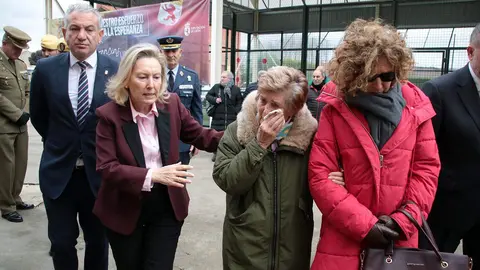 La secretaria de Estado de Defensa, Amparo Valcarce; el Delegado del Gobierno, Nicanor Sen y el presidente de la Diputación de León ,Gerardo Álvarez Courel asisten al homenaje a la Unidad Militar de Emergencias. Foto: Peio García
