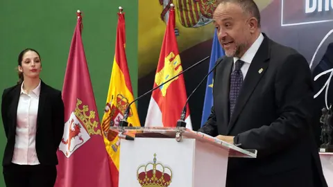 La secretaria de Estado de Defensa, Amparo Valcarce; el Delegado del Gobierno, Nicanor Sen y el presidente de la Diputación de León ,Gerardo Álvarez Courel asisten al homenaje a la Unidad Militar de Emergencias. Foto: Peio García