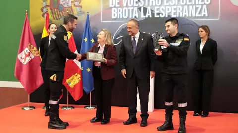 La secretaria de Estado de Defensa, Amparo Valcarce; el Delegado del Gobierno, Nicanor Sen y el presidente de la Diputación de León ,Gerardo Álvarez Courel asisten al homenaje a la Unidad Militar de Emergencias. Foto: Peio García
