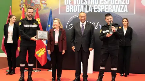 La secretaria de Estado de Defensa, Amparo Valcarce; el Delegado del Gobierno, Nicanor Sen y el presidente de la Diputación de León ,Gerardo Álvarez Courel asisten al homenaje a la Unidad Militar de Emergencias. Foto: Peio García