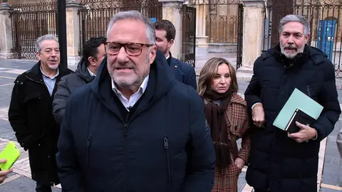 El Comité Ejecutivo Provincial de Vox y Carlos Pollán informan sobre asuntos de actualidad tras reunirse con la Plataforma Más Vuelos y la asociación León Propone. Fotos: Peio García