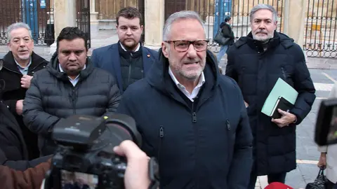 El Comité Ejecutivo Provincial de Vox y Carlos Pollán informan sobre asuntos de actualidad tras reunirse con la Plataforma Más Vuelos y la asociación León Propone. Fotos: Peio García