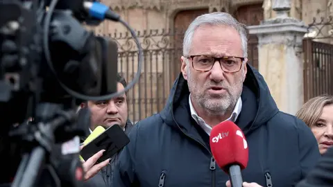 El Comité Ejecutivo Provincial de Vox y Carlos Pollán informan sobre asuntos de actualidad tras reunirse con la Plataforma Más Vuelos y la asociación León Propone. Fotos: Peio García