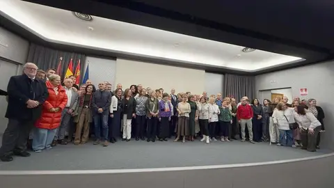 Foto de familia de los trabajadores jubilados en el Ayuntamiento de León.