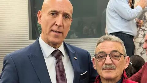 El día que 'Chufi' colgó las botas. Mariano Fernández, 52 años cotizados y una vida entera al servicio de León, se jubila entre recuerdos, aplausos y la sensación del deber cumplido. Otros 64 compañeros han llegado este año al final de su etapa laboral municipal.