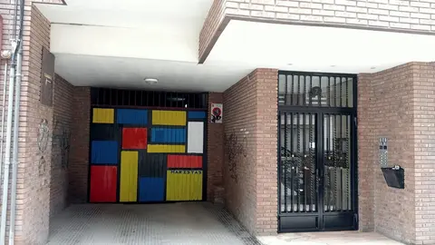 El lenguaje plástico del neoplasticismo ha encontrado un nuevo espacio en la ciudad gracias al trabajo de los estudiantes del colegio Maristas San José. Dos murales inspirados en la obra de Piet Mondrian han sido pintados en sendas puertas de cochera situadas en el número 7 de la calle La Vecilla, pertenecientes al mismo edificio y ubicadas a escasa distancia entre sí.
