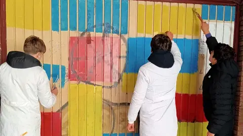 El lenguaje plástico del neoplasticismo ha encontrado un nuevo espacio en la ciudad gracias al trabajo de los estudiantes del colegio Maristas San José. Dos murales inspirados en la obra de Piet Mondrian han sido pintados en sendas puertas de cochera situadas en el número 7 de la calle La Vecilla, pertenecientes al mismo edificio y ubicadas a escasa distancia entre sí.