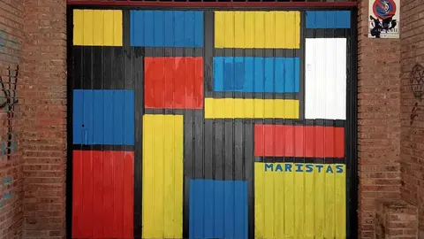 El lenguaje plástico del neoplasticismo ha encontrado un nuevo espacio en la ciudad gracias al trabajo de los estudiantes del colegio Maristas San José. Dos murales inspirados en la obra de Piet Mondrian han sido pintados en sendas puertas de cochera situadas en el número 7 de la calle La Vecilla, pertenecientes al mismo edificio y ubicadas a escasa distancia entre sí.