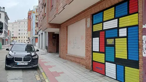 El lenguaje plástico del neoplasticismo ha encontrado un nuevo espacio en la ciudad gracias al trabajo de los estudiantes del colegio Maristas San José. Dos murales inspirados en la obra de Piet Mondrian han sido pintados en sendas puertas de cochera situadas en el número 7 de la calle La Vecilla, pertenecientes al mismo edificio y ubicadas a escasa distancia entre sí.