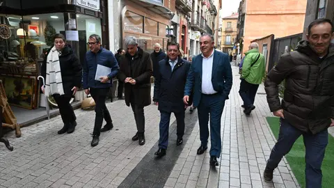 El consejero de la Presidencia, Luis Miguel González Gago, mantiene una reunión los representantes de Cáritas Diocesana y de Manos Unidas en Astorga. Foto: Peio García