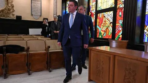 El consejero de la Presidencia, Luis Miguel González Gago, mantiene una reunión los representantes de Cáritas Diocesana y de Manos Unidas en Astorga. Foto: Peio García