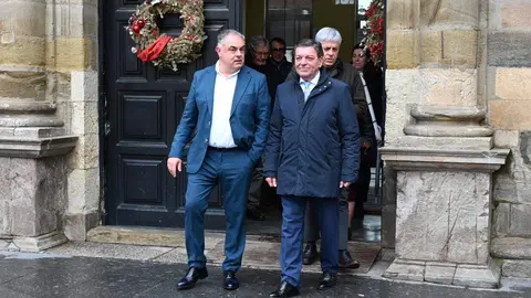 El consejero de la Presidencia, Luis Miguel González Gago, mantiene una reunión los representantes de Cáritas Diocesana y de Manos Unidas en Astorga. Foto: Peio García