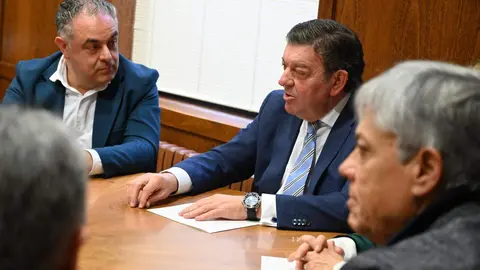 El consejero de la Presidencia, Luis Miguel González Gago, mantiene una reunión los representantes de Cáritas Diocesana y de Manos Unidas en Astorga. Foto: Peio García