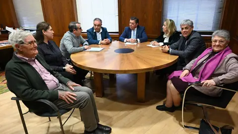 El consejero de la Presidencia, Luis Miguel González Gago, mantiene una reunión los representantes de Cáritas Diocesana y de Manos Unidas en Astorga. Foto: Peio García