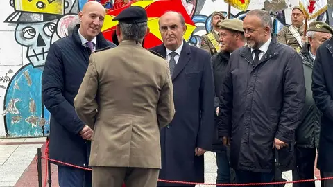 León ha conmemorado este viernes el trigésimo aniversario del asesinato del comandante de Artillería Luciano Cortizo Alonso, fallecido a manos de ETA en la calle Ramón y Cajal el 22 de diciembre de 1995. Fotos: AytoLeón | Diputación de León