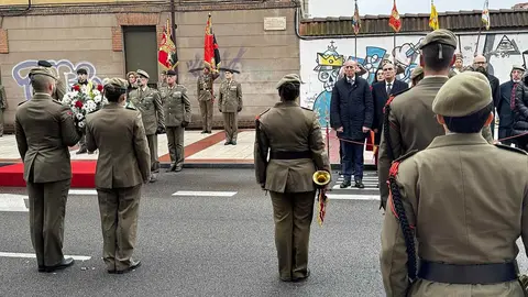 León ha conmemorado este viernes el trigésimo aniversario del asesinato del comandante de Artillería Luciano Cortizo Alonso, fallecido a manos de ETA en la calle Ramón y Cajal el 22 de diciembre de 1995. Fotos: AytoLeón | Diputación de León