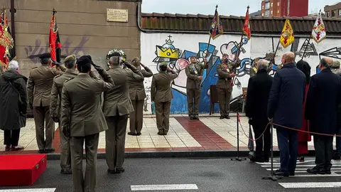 León ha conmemorado este viernes el trigésimo aniversario del asesinato del comandante de Artillería Luciano Cortizo Alonso, fallecido a manos de ETA en la calle Ramón y Cajal el 22 de diciembre de 1995. Fotos: AytoLeón | Diputación de León