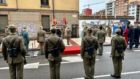 León ha conmemorado este viernes el trigésimo aniversario del asesinato del comandante de Artillería Luciano Cortizo Alonso, fallecido a manos de ETA en la calle Ramón y Cajal el 22 de diciembre de 1995. Fotos: AytoLeón | Diputación de León